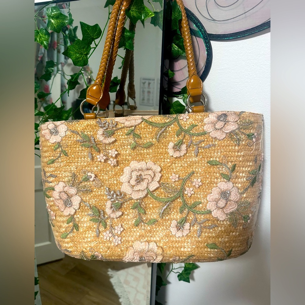 🌿🍃Lacey floral bag 💗💓